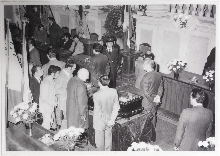 Gattatico-Reggio Emilia, 27-30 marzo 1970, Funerali di Alcide Cervi, camera ardente di Alcide nella Sala del Tricolore di Reggio Emilia, picchetto d'onore